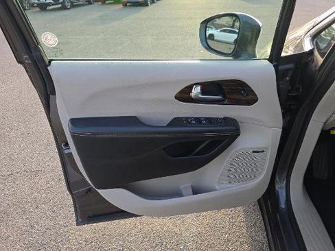 Used 2021 Chrysler Pacifica Limited w/ Premium & Safety Sphere Group image 10