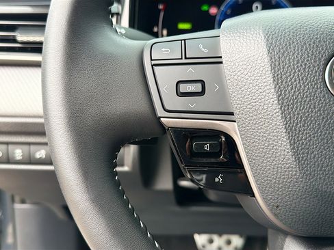 Used 2025 Toyota Camry SE image 35