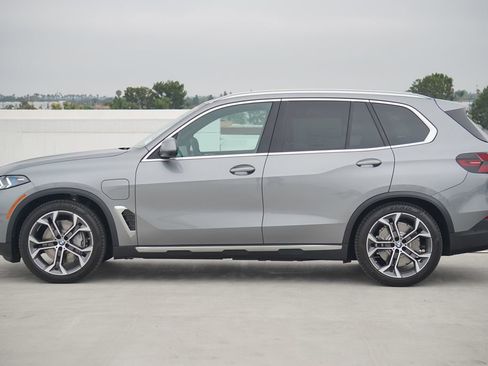 Used 2026 BMW X5 xDrive50e w/ Premium Package image 4