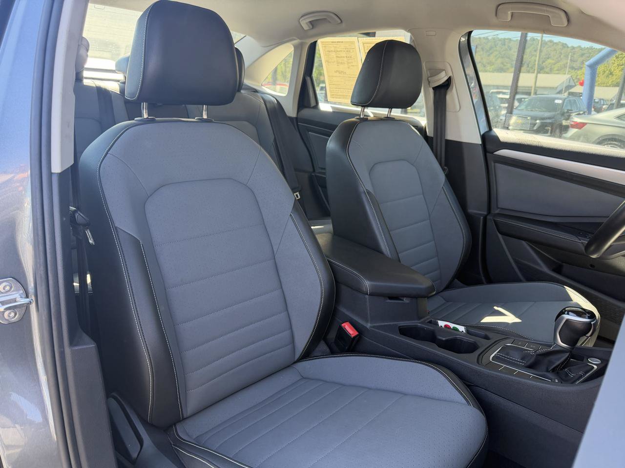 Used 2025 Volkswagen Jetta SE FWD image 18