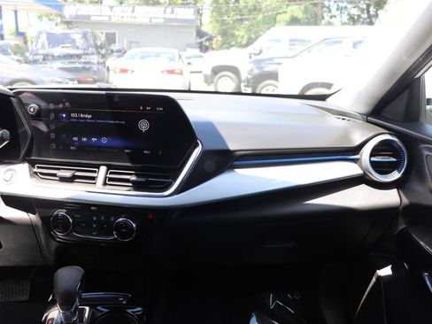 Used 2025 Chevrolet Trax LT FWD image 18