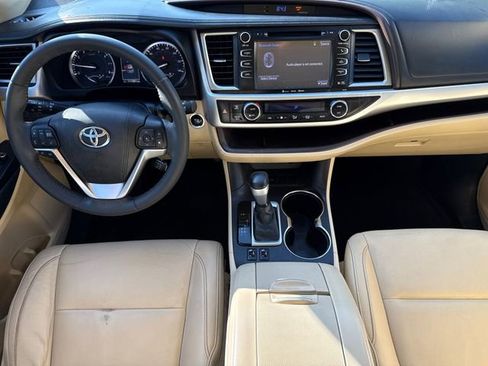 Used 2016 Toyota Highlander XLE FWD image 12