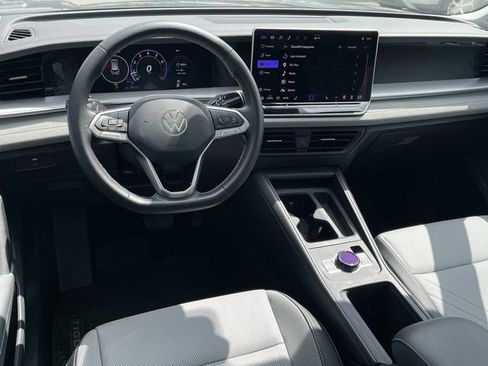 Used 2026 Volkswagen Tiguan SE w/ Panoramic Sunroof Package FWD image 6