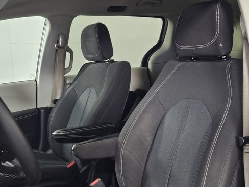 Used 2022 Chrysler Voyager LX FWD image 19