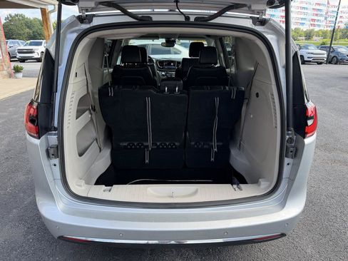 Used 2023 Chrysler Pacifica Touring-L FWD image 6