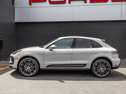 Certified 2023 Porsche Macan AWD/4WD image 2