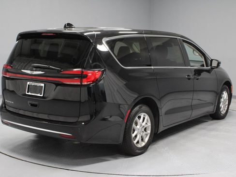 Used 2024 Chrysler Pacifica Touring-L FWD image 12