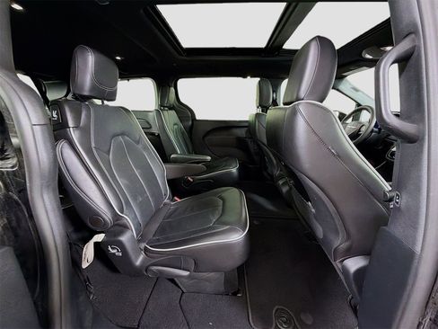 Used 2025 Chrysler Pacifica Limited image 30