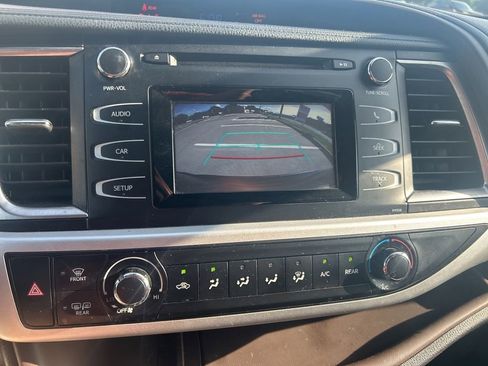 Used 2017 Toyota Highlander LE FWD image 17
