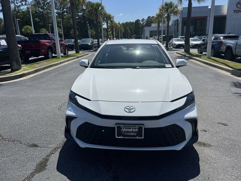Used 2025 Toyota Camry SE FWD image 3