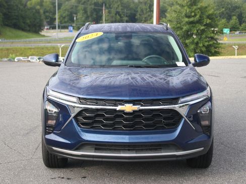 Used 2024 Chevrolet Trax LT FWD image 2