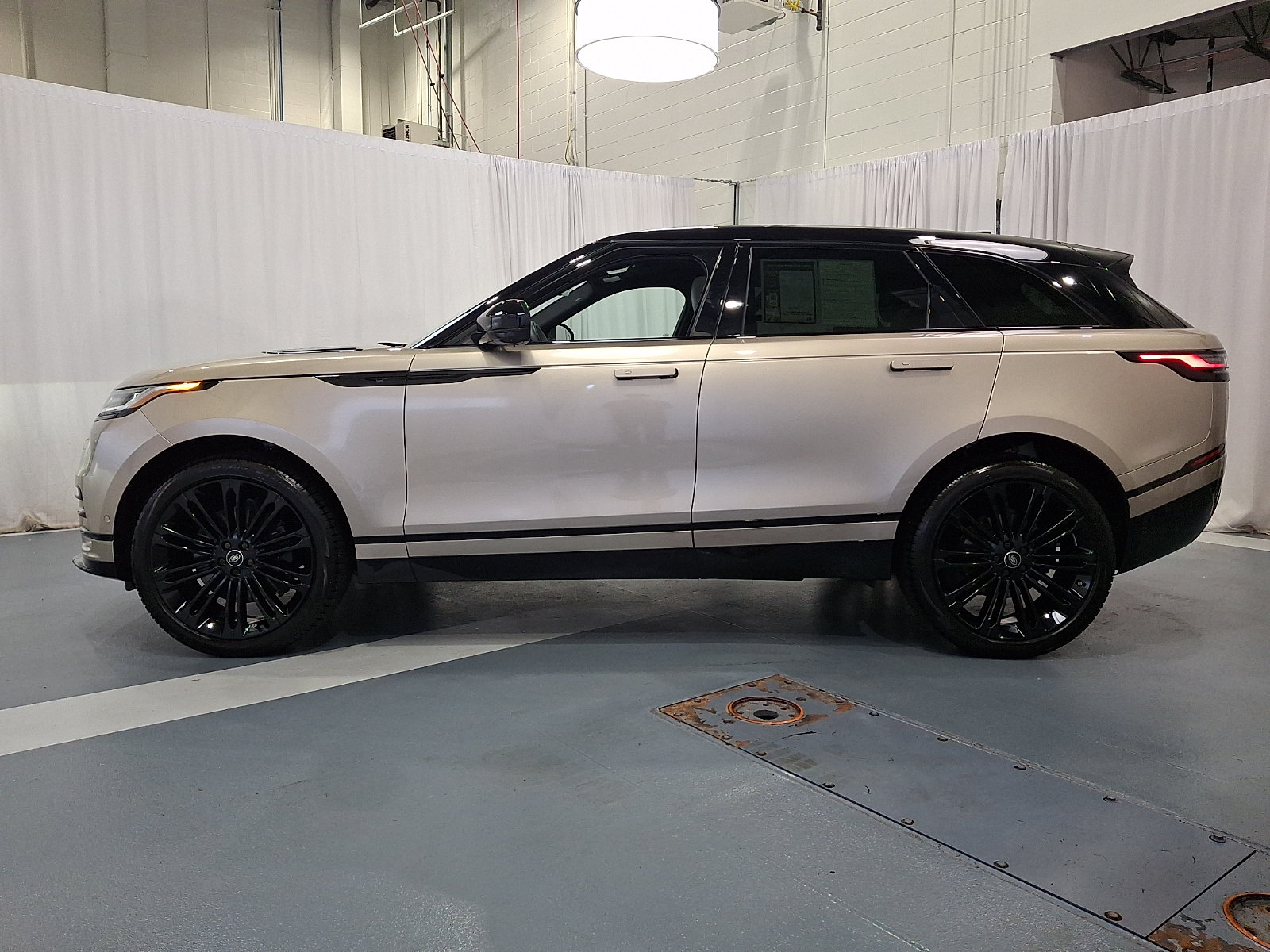 Certified 2026 Land Rover Range Rover Velar Dynamic SE AWD/4WD image 7