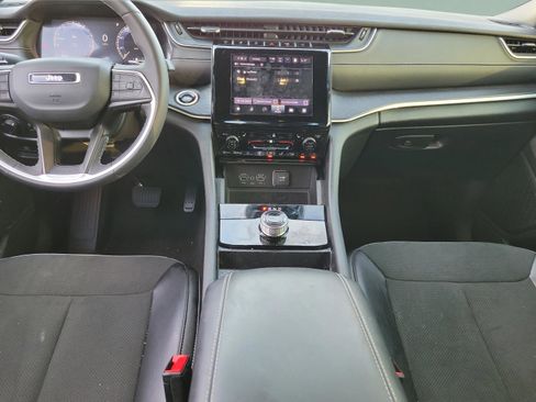 Certified 2025 Jeep Grand Cherokee Altitude RWD image 9