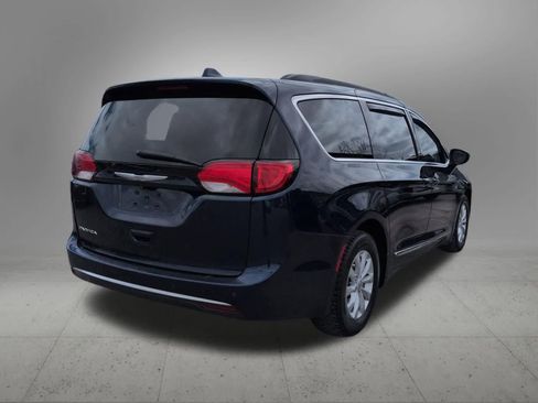 Used 2017 Chrysler Pacifica Touring-L FWD image 6