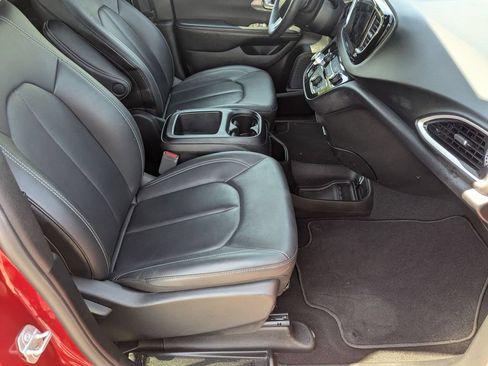 Used 2025 Chrysler Pacifica Select FWD image 20