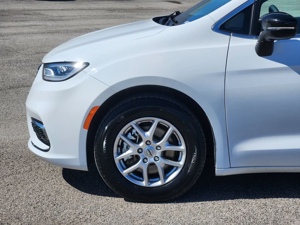 Used 2024 Chrysler Pacifica Touring-L FWD image 8