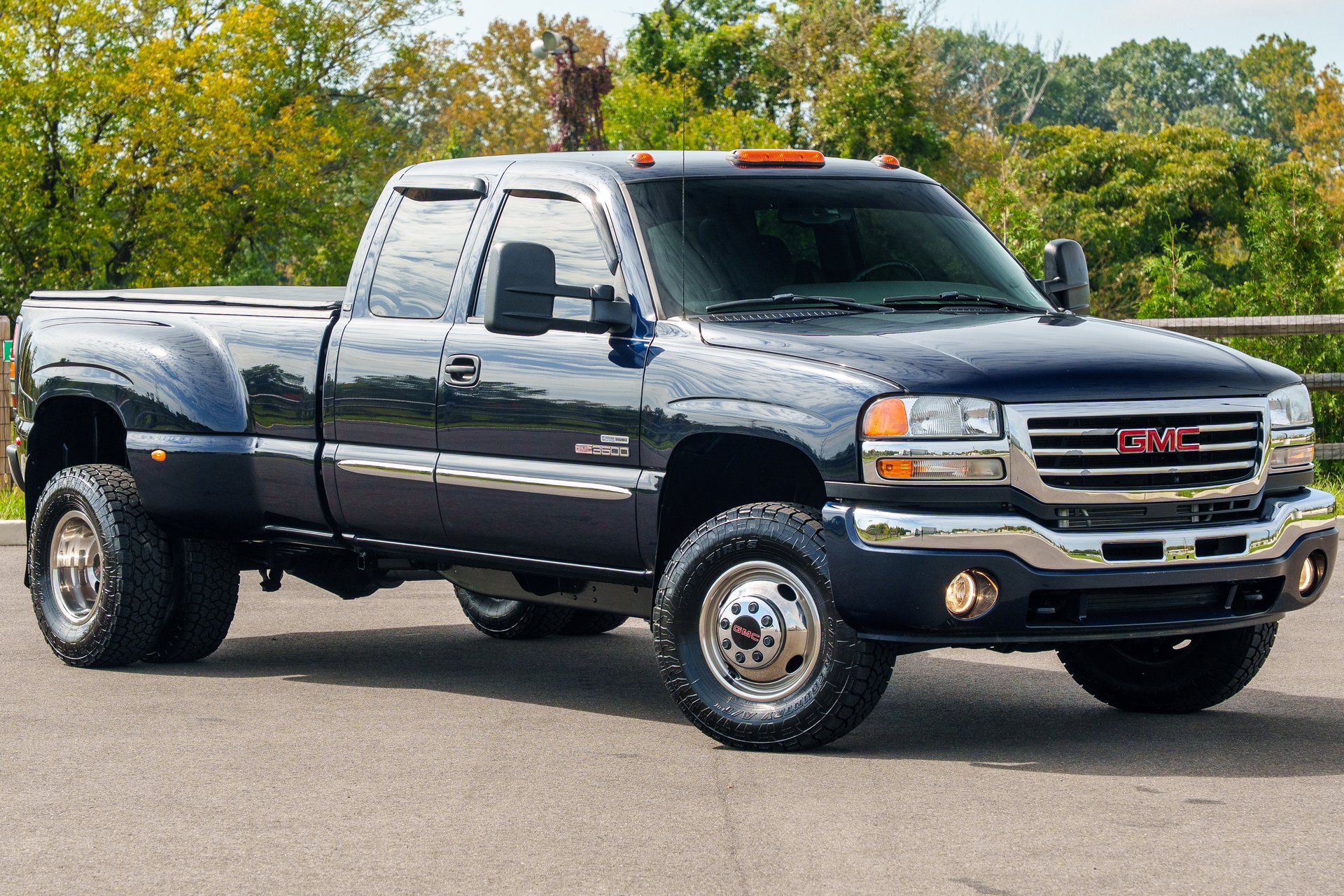 Used 2006 GMC Sierra 3500 SLE w/ Heavy-Duty Power Package AWD/4WD image 2