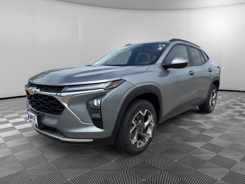 Used 2025 Chevrolet Trax LT FWD image 1
