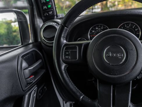 Used 2016 Jeep Wrangler Unlimited Sahara AWD/4WD image 8