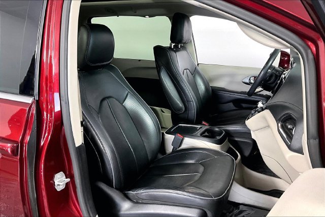 Used 2019 Chrysler Pacifica Limited w/ Tire & Wheel Group FWD image 9