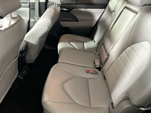 Used 2025 Toyota Highlander XLE FWD image 25