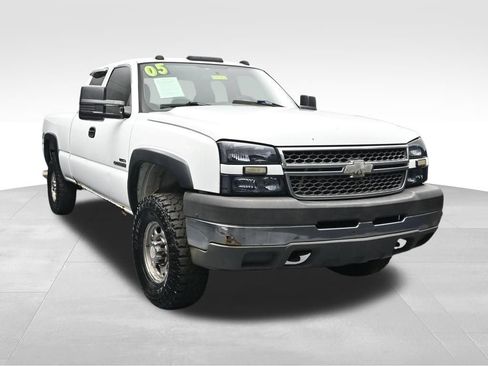 Used 2005 Chevrolet Silverado 2500 W/T w/ Heavy-Duty Power Package AWD/4WD image 7