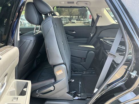 New 2026 Nissan Pathfinder Platinum FWD image 25