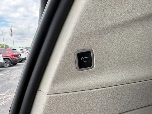 Used 2024 Chrysler Pacifica Touring-L FWD image 11