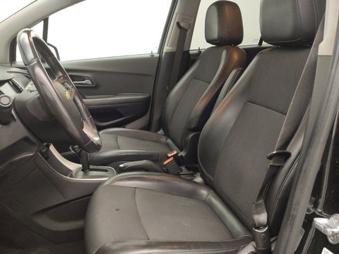 Used 2020 Chevrolet Trax LT w/ Sun & Sound Package FWD image 17