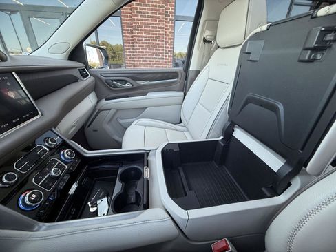 Used 2023 GMC Yukon XL Denali AWD/4WD image 6