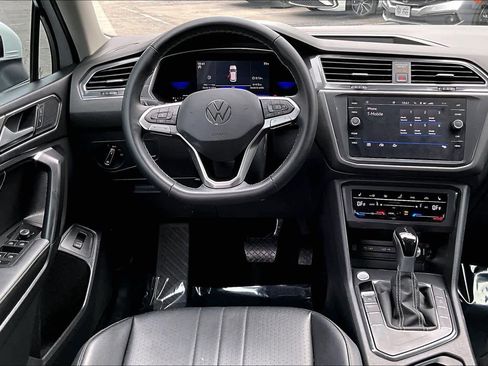Certified 2022 Volkswagen Tiguan SE image 6
