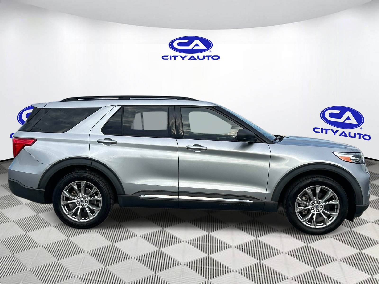 Used 2020 Ford Explorer XLT w/ Equipment Group 202A RWD image 2