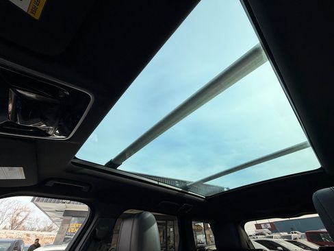 Used 2017 Land Rover Range Rover Sport SE image 33