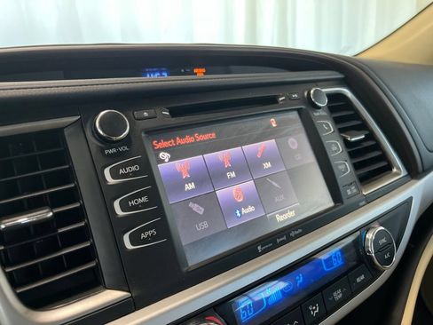 Used 2019 Toyota Highlander XLE AWD/4WD image 12