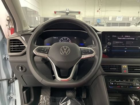 Used 2025 Volkswagen Taos SE AWD/4WD image 13