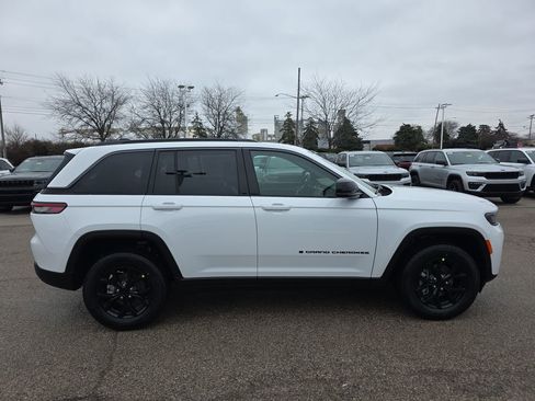 New 2026 Jeep Grand Cherokee Laredo image 6