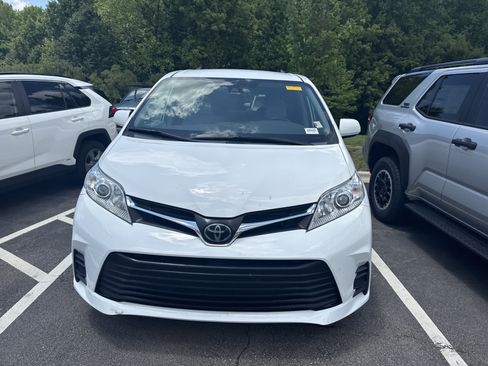 Used 2020 Toyota Sienna LE AWD/4WD image 2