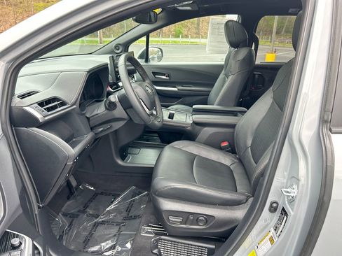 Used 2025 Toyota Sienna XLE Woodland Edition AWD/4WD image 18