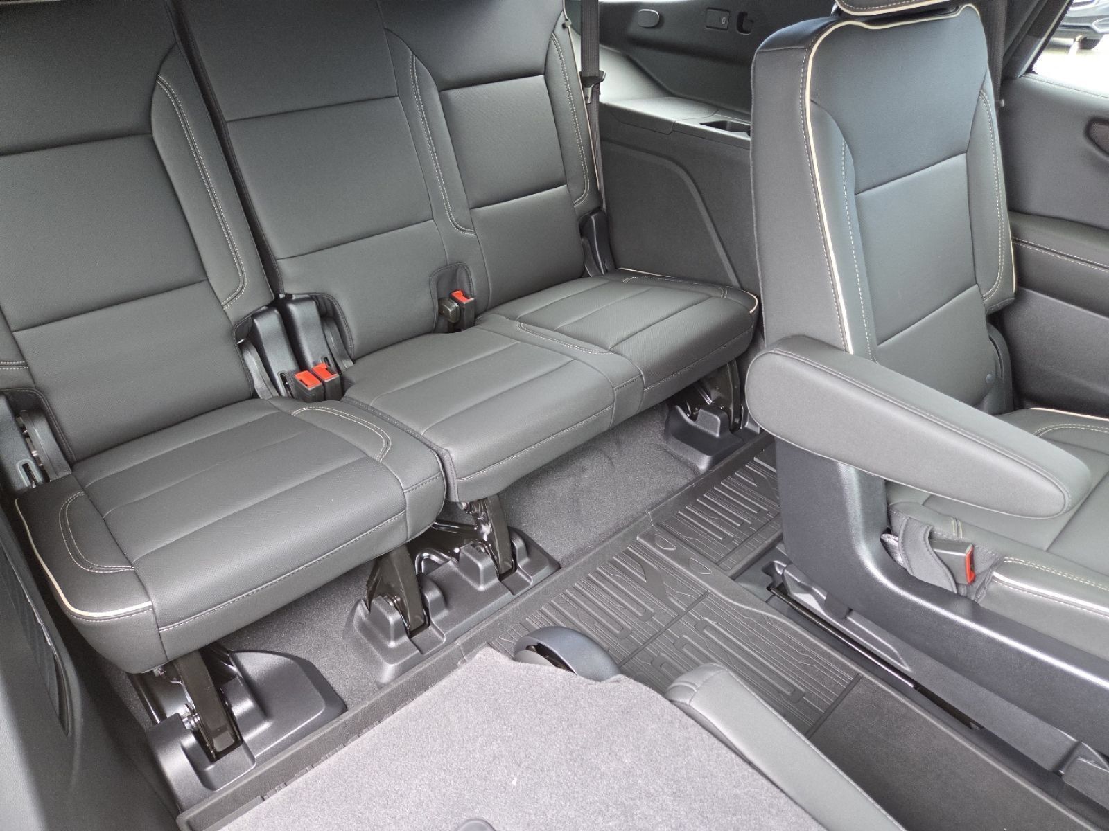 New 2026 GMC Yukon Elevation w/ LPO, Elevation Black Package AWD/4WD image 25
