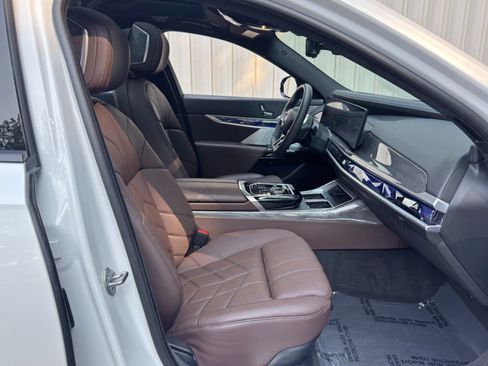 Used 2023 BMW i7 xDrive60 w/ Executive Package 2 AWD/4WD image 16