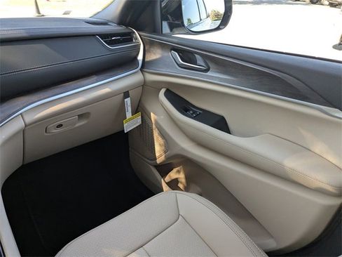 New 2025 Jeep Grand Cherokee Limited image 16