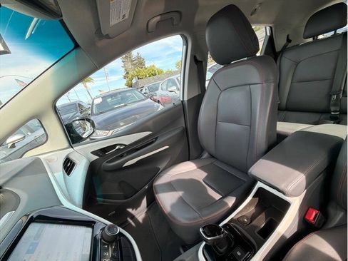Used 2019 Chevrolet Bolt Premier w/ Infotainment Package FWD image 17