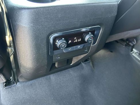 Used 2025 Chevrolet Suburban Z71 AWD/4WD image 17