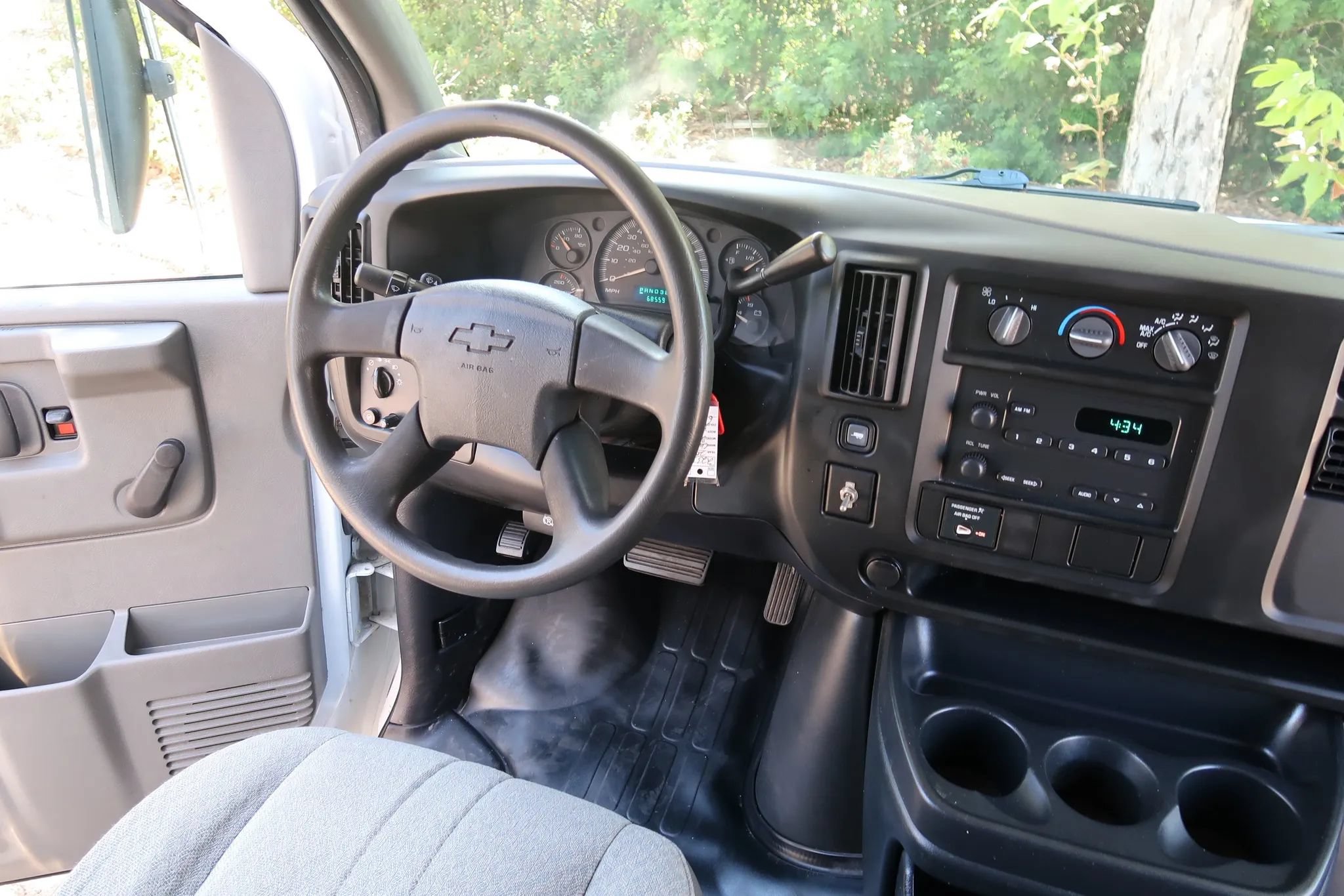 Used 2004 Chevrolet Express 3500 w/ Chrome Appearance Package RWD image 32