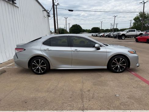 Used 2020 Toyota Camry SE FWD image 8