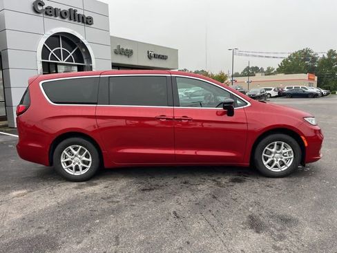 New 2026 Chrysler Pacifica Select image 2