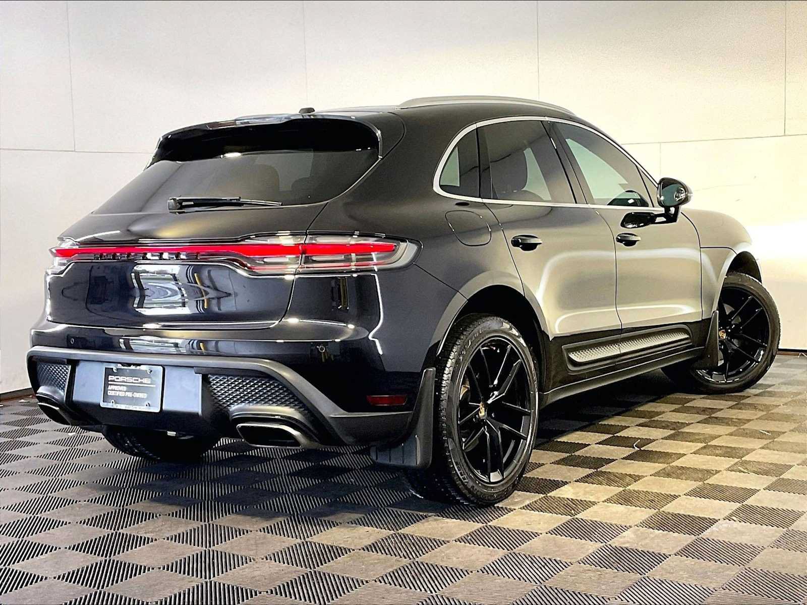 Certified 2022 Porsche Macan AWD/4WD image 7