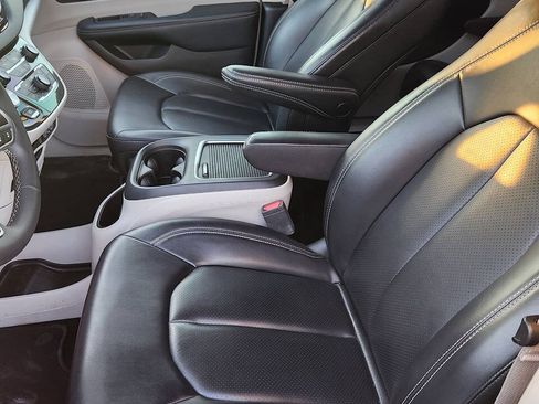 Used 2023 Chrysler Pacifica Touring-L FWD image 7