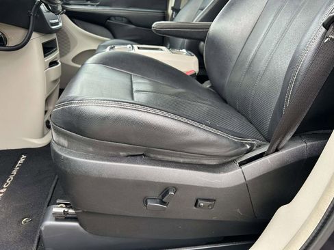 Used 2013 Chrysler Town & Country Touring-L w/ Driver Convenience Group image 3