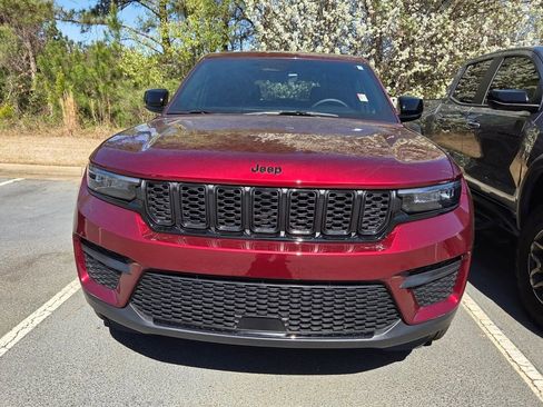 Used 2025 Jeep Grand Cherokee Altitude image 2